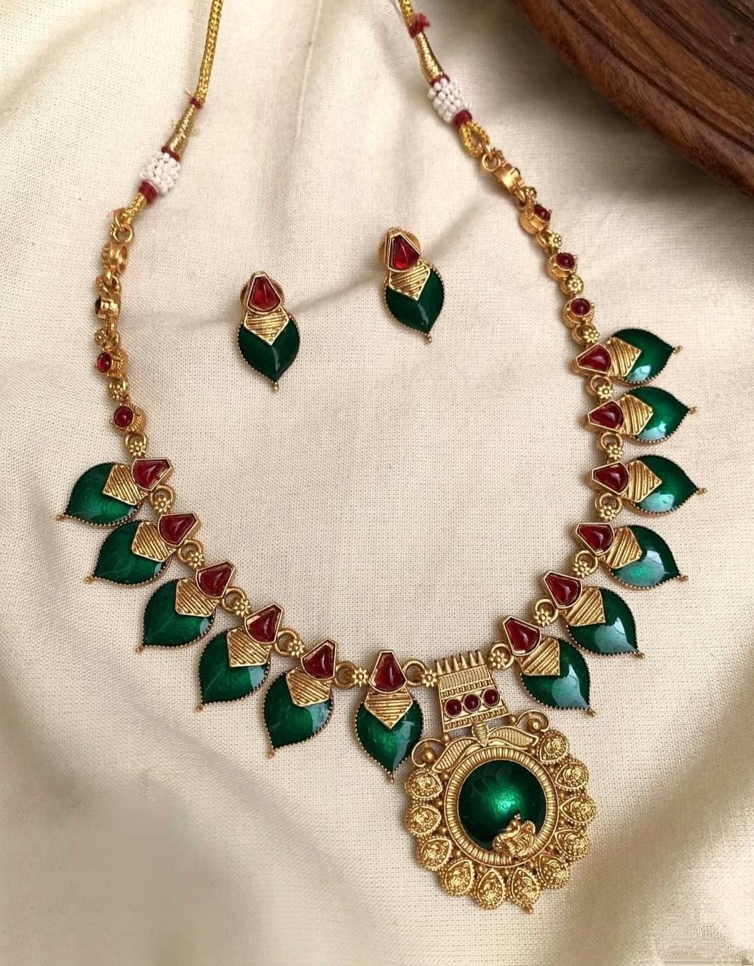     			Shilpa Creation Green Alloy Necklace Set ( Pack of 1 )