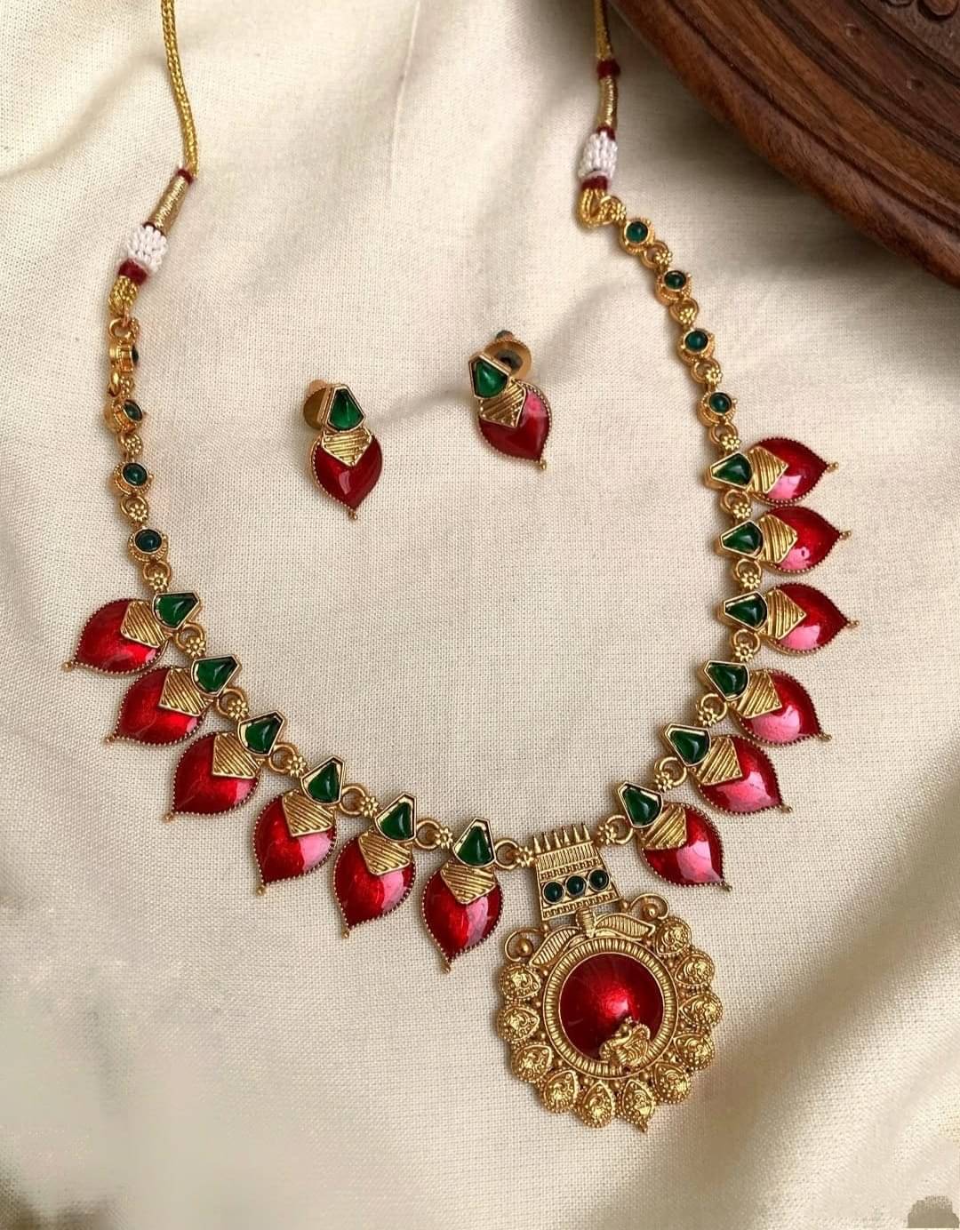     			Shilpa Creation Red Alloy Necklace Set ( Pack of 1 )