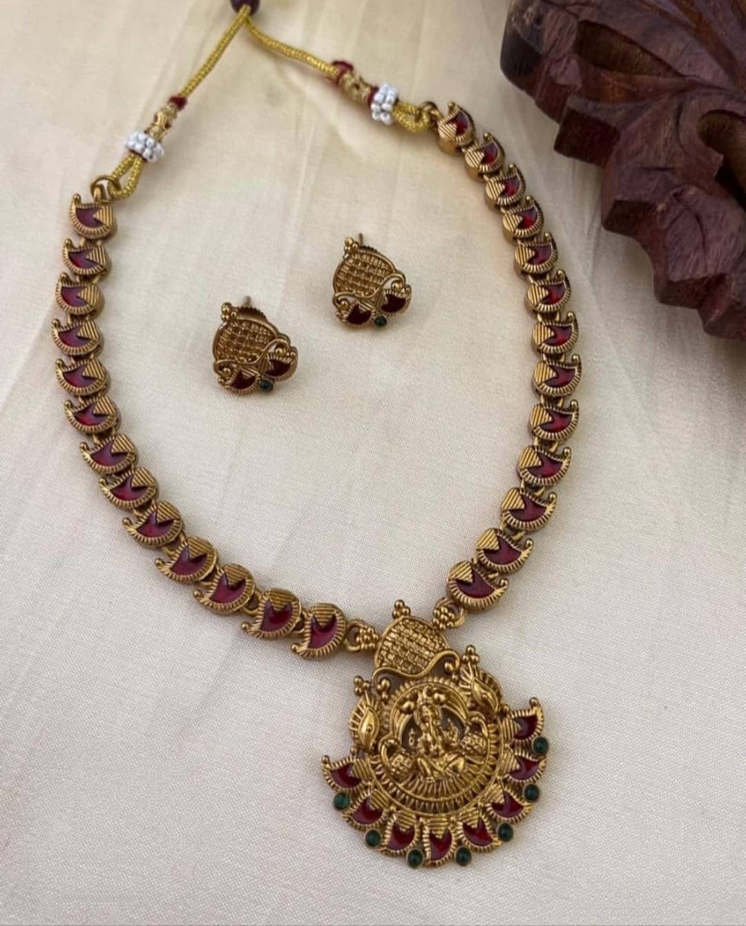     			Shilpa Creation Red Alloy Necklace Set ( Pack of 1 )