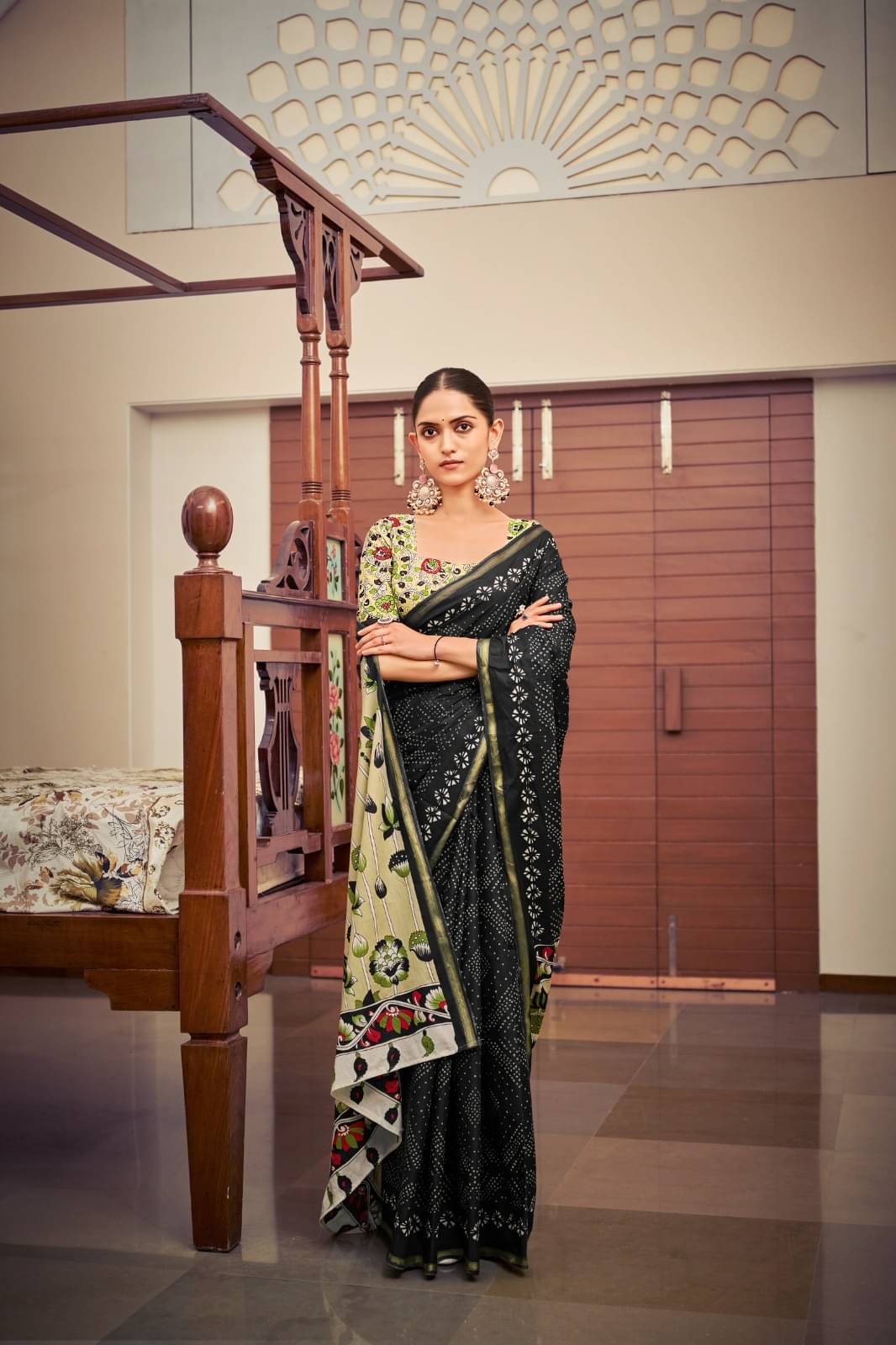 Vasu Creation Cotton Printed Regular Saree With Unstitched Blouse Piece ( Black ) Vasu Creation Cotton Printed Regular Saree With Unstitched Blouse Piece ( Black )