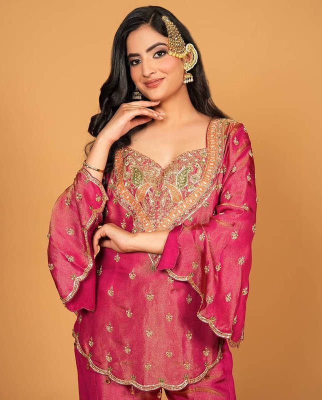     			HEXA INFOSYS Women Silk Embroidered Ethnic Motifs Kurti With Alladin Salwar ( Pink )