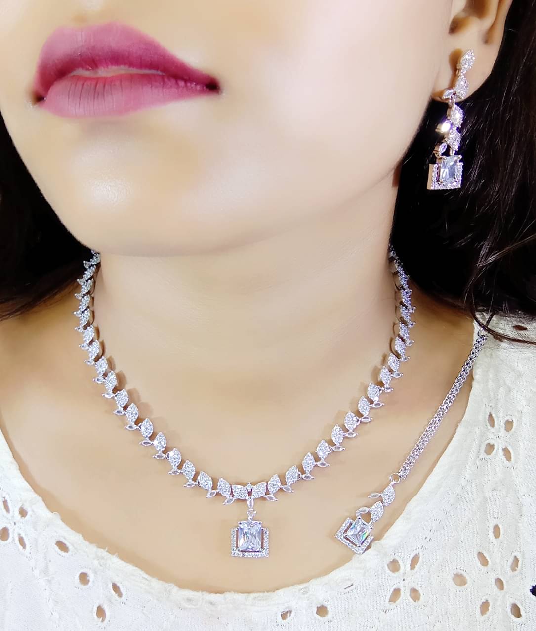     			Ladymania White Alloy Necklace Set ( Pack of 1 )