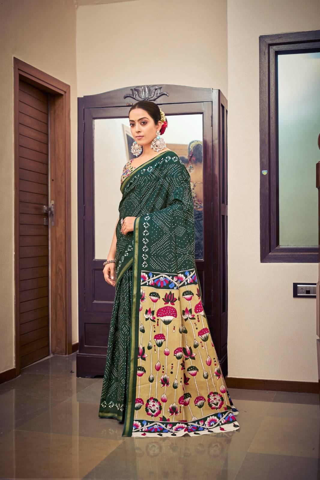 Vasu Creation Cotton Printed Regular Saree With Unstitched Blouse Piece ( Green ) Vasu Creation Cotton Printed Regular Saree With Unstitched Blouse Piece ( Green )