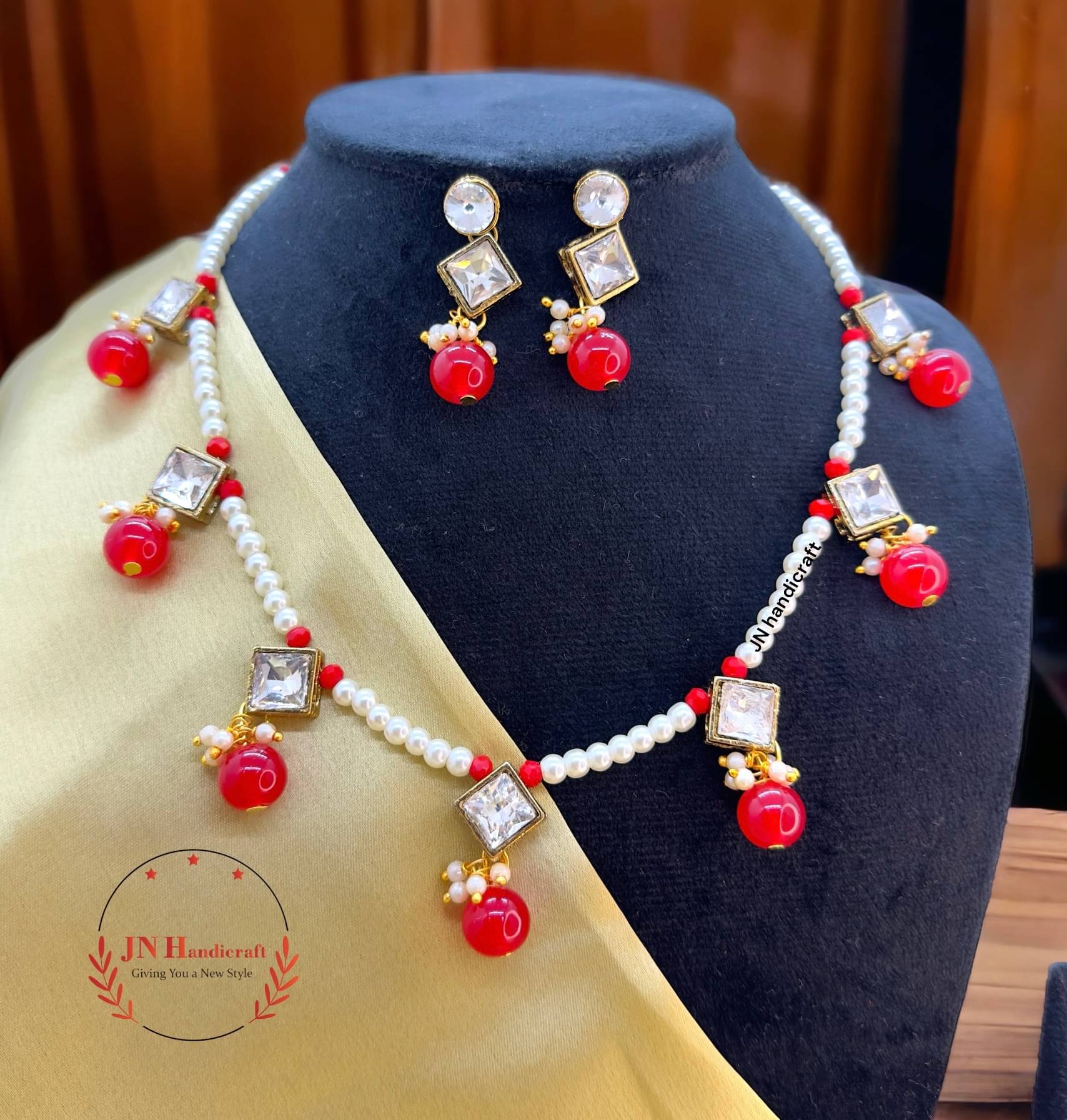     			JN HANDICEAFT Red Alloy Necklace Set ( Pack of 1 )