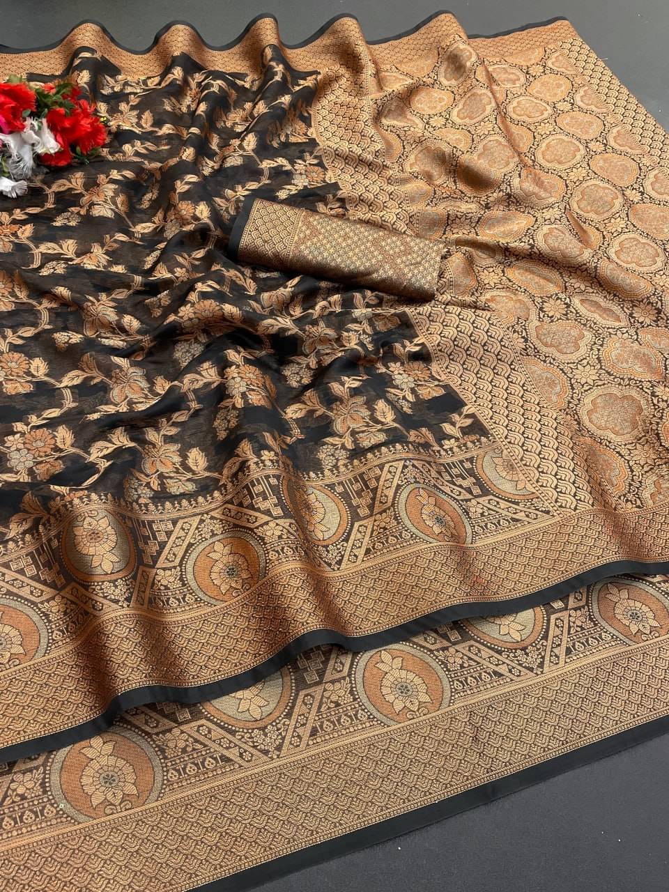 Ruyu Organza Solid Banarasi saree With Unstitched Blouse Piece ( Black ) Ruyu Organza Solid Banarasi saree With Unstitched Blouse Piece ( Black )