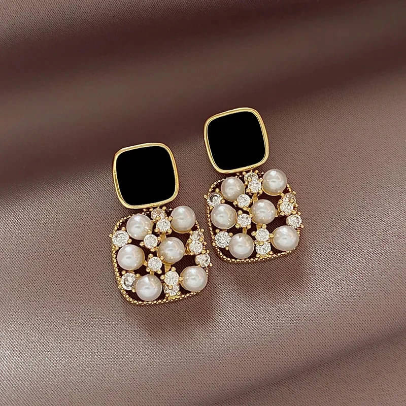     			Yugosmile Black Stud Earrings ( Pack of 1 )