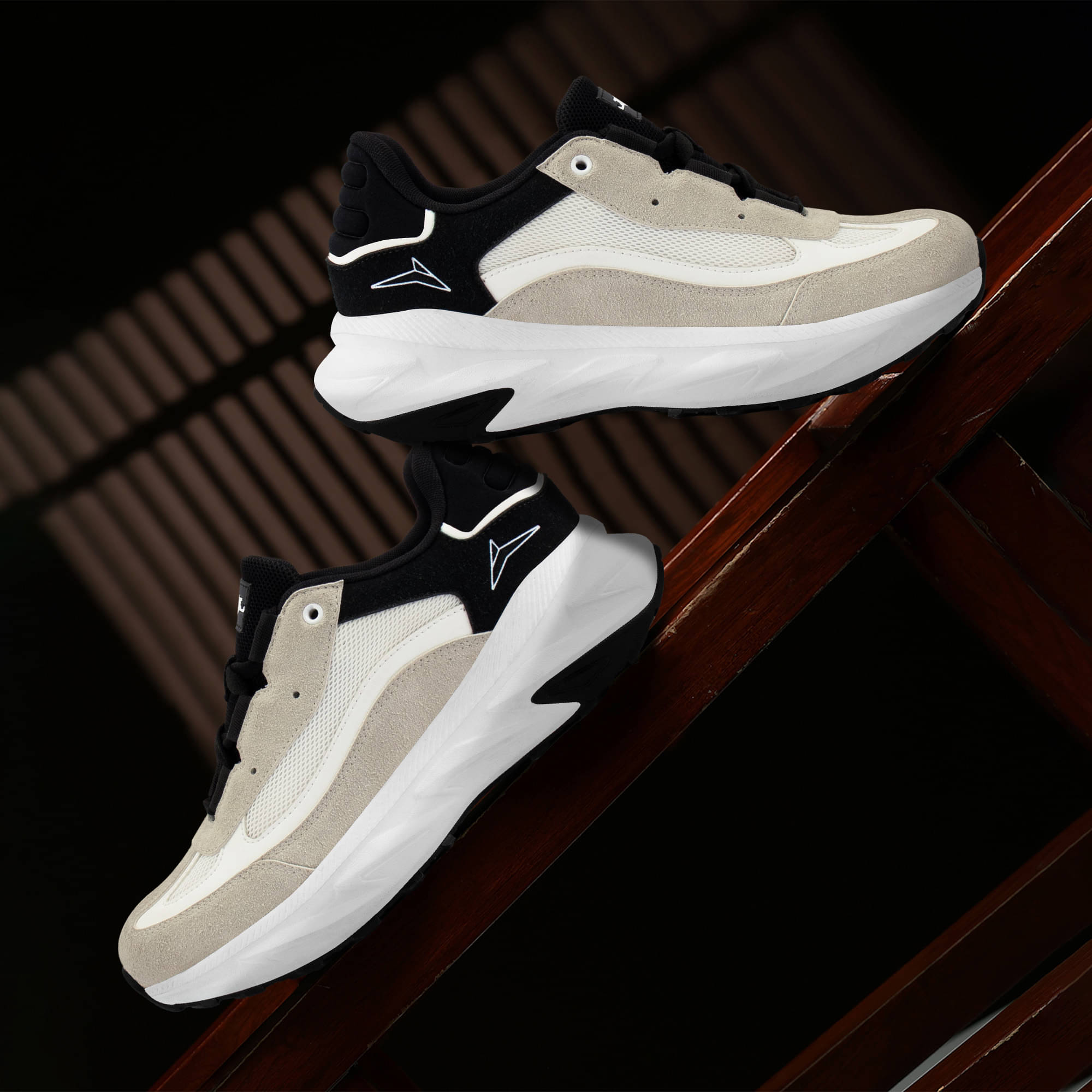     			JQR HUNGARY White Men's Sneakers