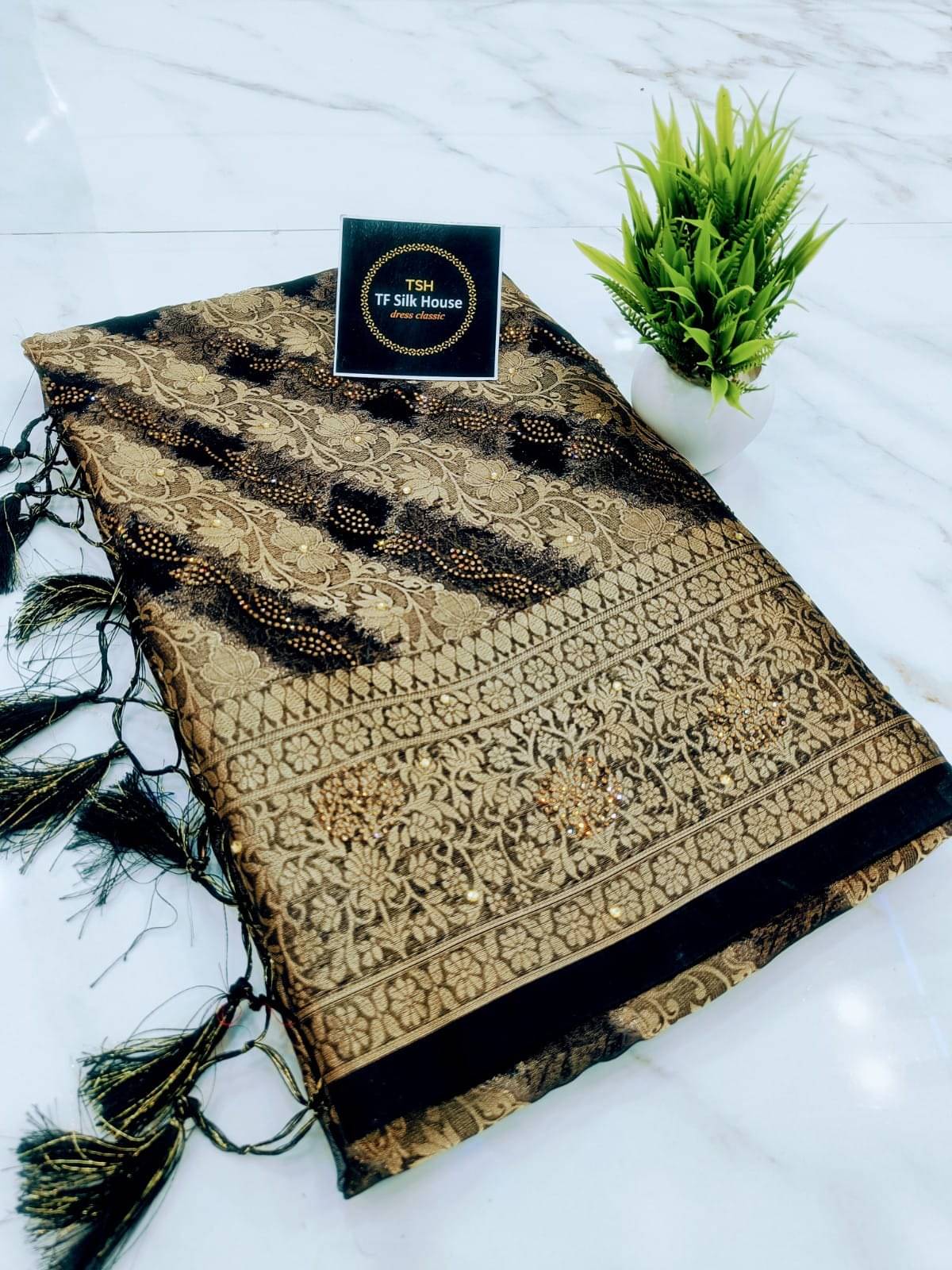 TF SILK HOUSE Organza Dyed Banarasi saree With Unstitched Blouse Piece ( Black ) TF SILK HOUSE Organza Dyed Banarasi saree With Unstitched Blouse Piece ( Black )