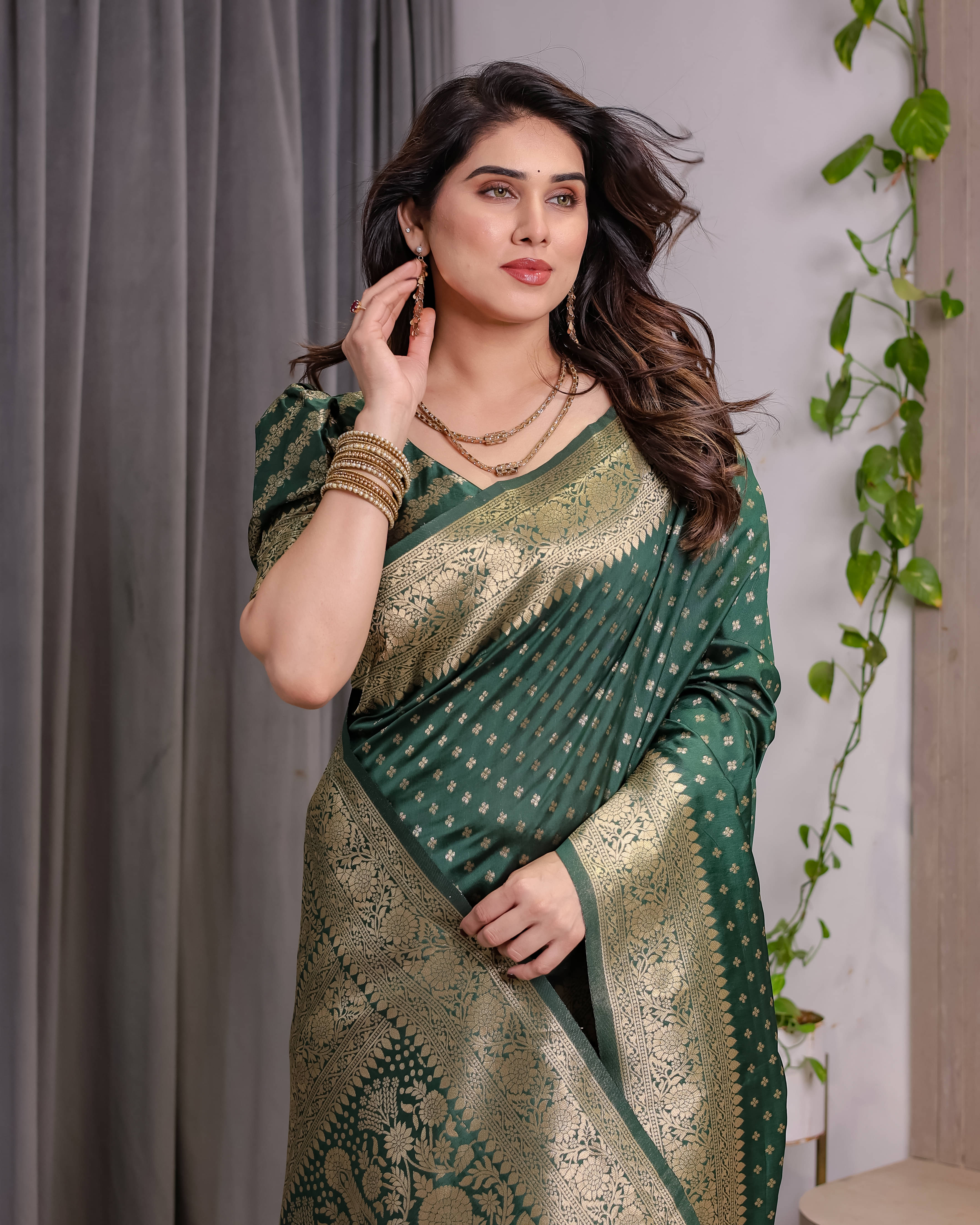 THE PRIVATE LABLE Art Silk Printed Banarasi saree With Unstitched Blouse Piece ( Green )     			THE PRIVATE LABLE Art Silk Printed Banarasi saree With Unstitched Blouse Piece ( Green )
