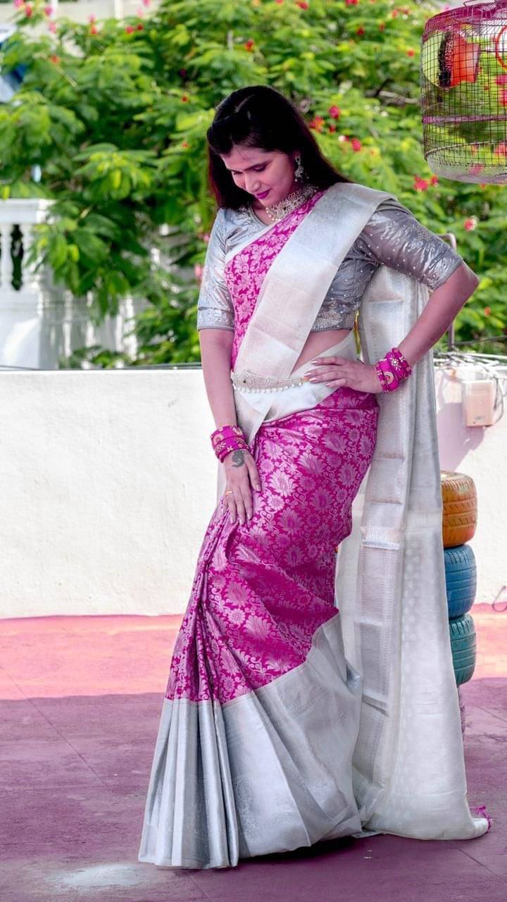     			THE PRIVATE LABLE Silk Blend Printed Banarasi saree With Unstitched Blouse Piece ( Pink )