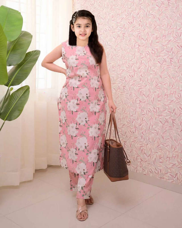 Various Vault Girls Cotton Blend Kurti with Pants ( Pack of 1 , Baby Pink ) Various Vault Girls Cotton Blend Kurti with Pants ( Pack of 1 , Baby Pink )