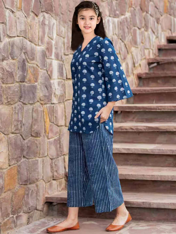     			Various Vault Girls Cotton Blend Kurti with Pants ( Pack of 1 , Sea Blue )
