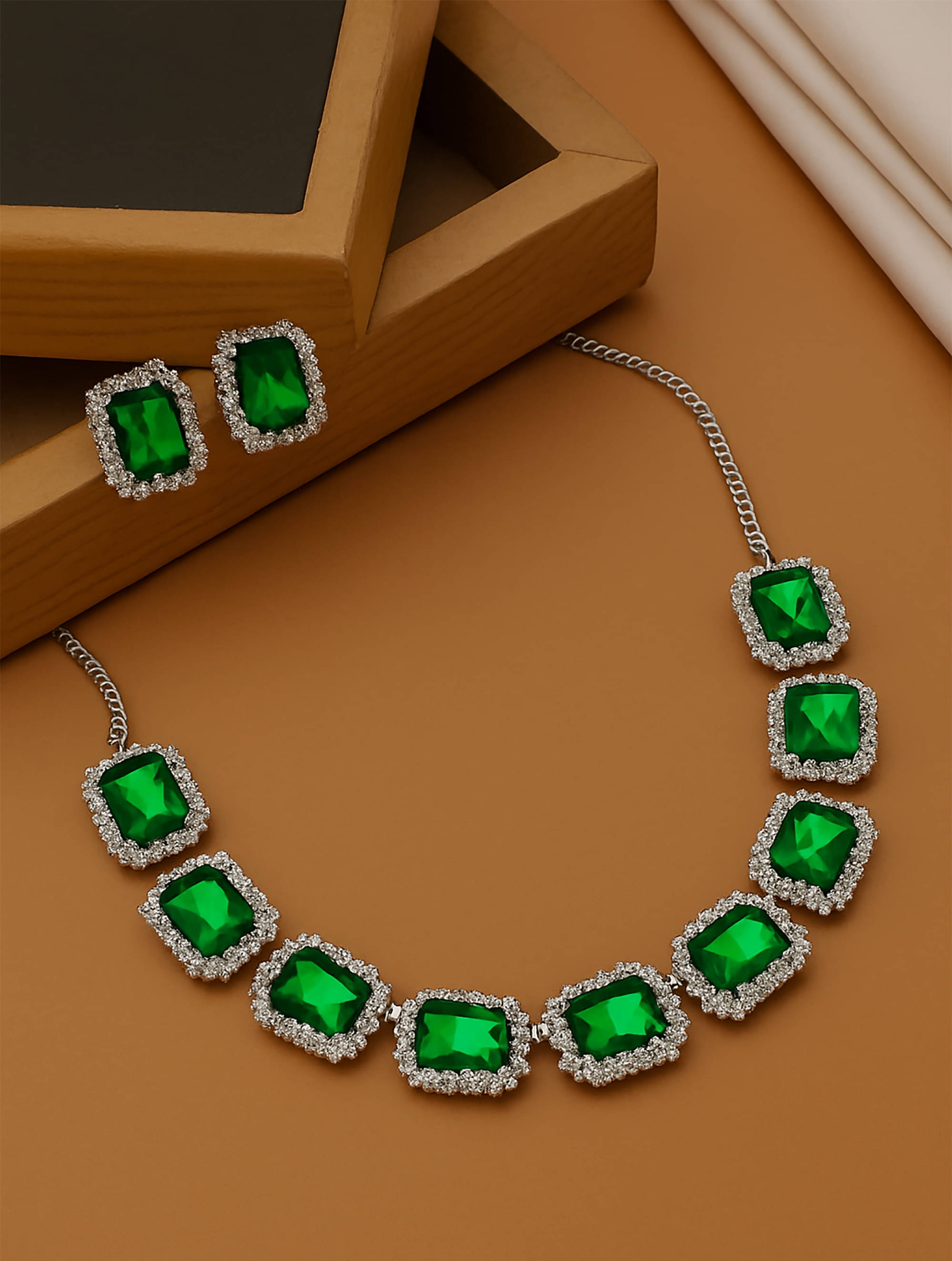     			SHANKHRAJ MA LL Green Metal Necklace Set ( Pack of 1 )