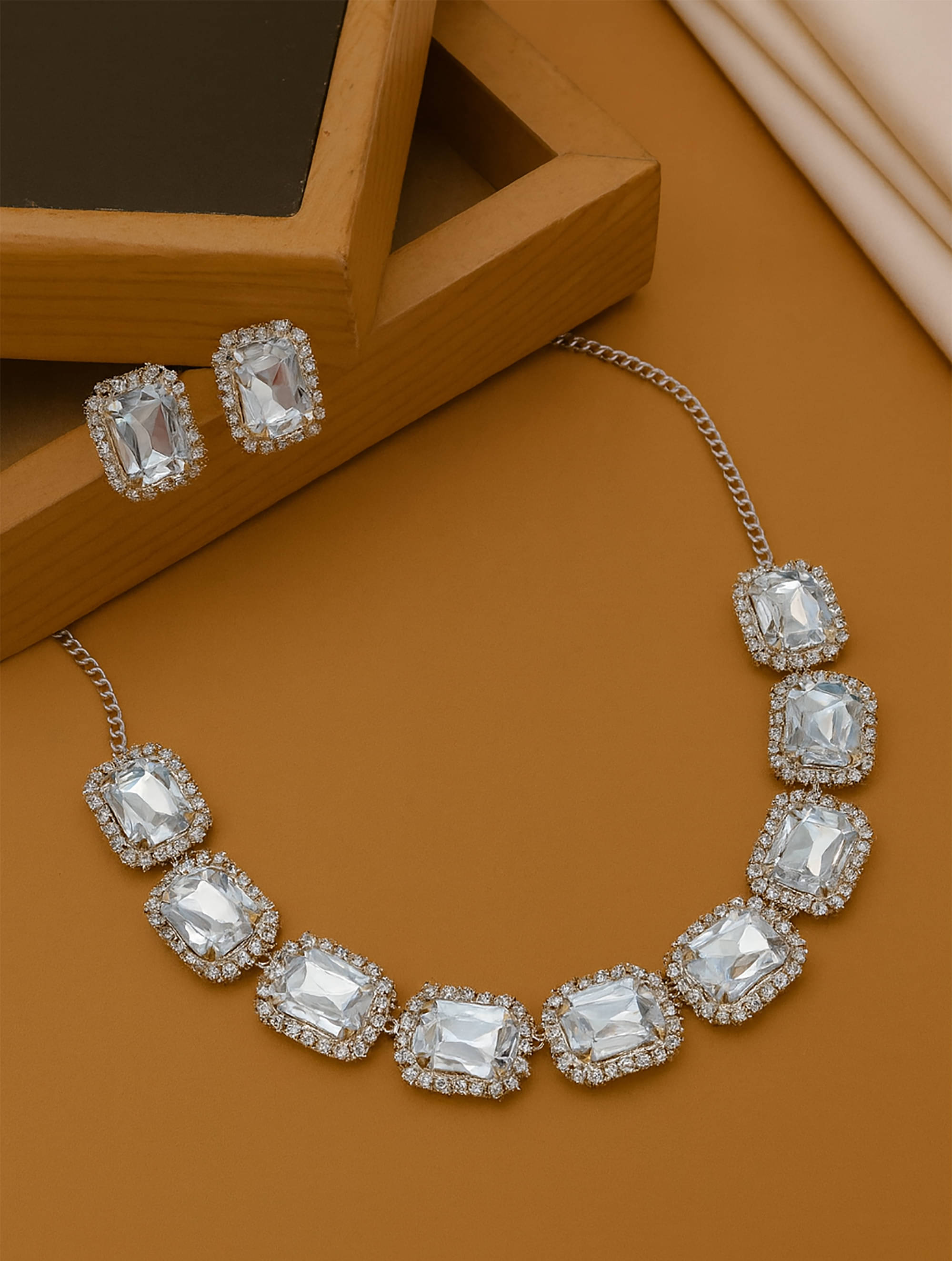     			SHANKHRAJ MA LL White Metal Necklace Set ( Pack of 1 )