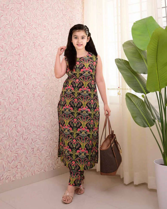     			Vetrokart Girls Cotton Blend Kurti with Pants ( Pack of 1 , Green )