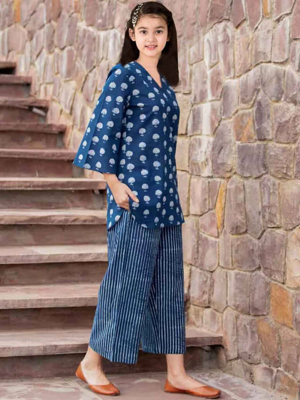 Vetrokart Girls Cotton Blend Kurti with Pants ( Pack of 1 , Blue )