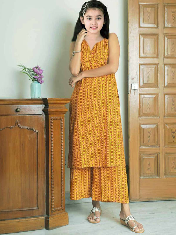 Vetrokart Girls Cotton Blend Kurti with Pants ( Pack of 1 , Yellow ) Vetrokart Girls Cotton Blend Kurti with Pants ( Pack of 1 , Yellow )