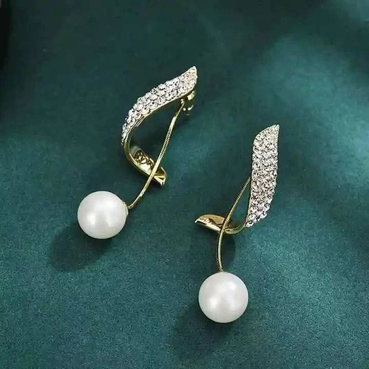     			Yugosmile Golden Pearl Earrings ( Pack of 1 )