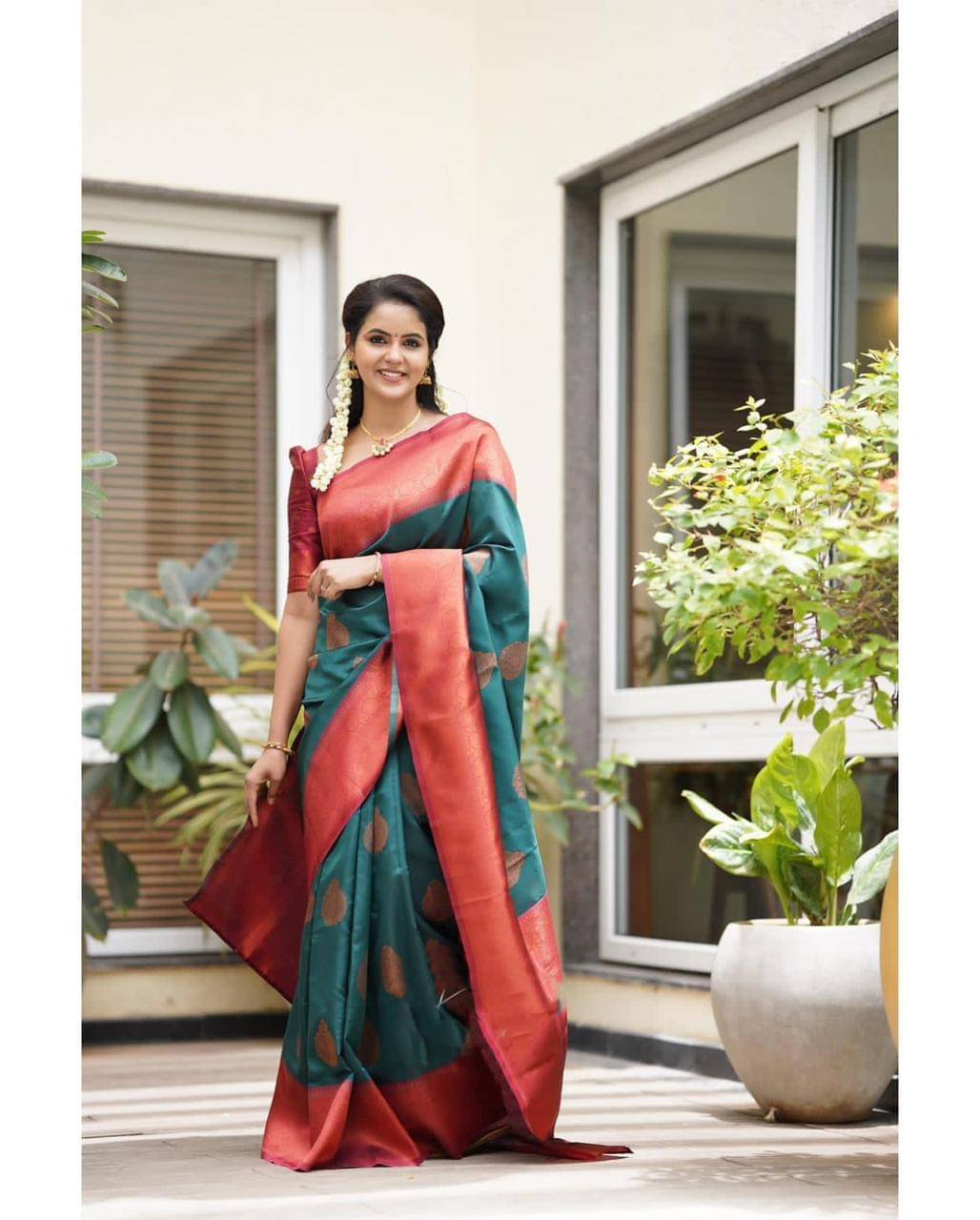     			THE PRIVATE LABLE Silk Blend Printed Banarasi saree With Unstitched Blouse Piece ( Green,Multicolor )