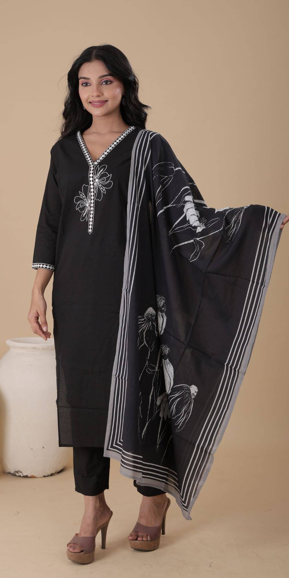     			HOUSE OF REVATI Women Cotton Embroidered Straight Kurti With Pants ( Black )