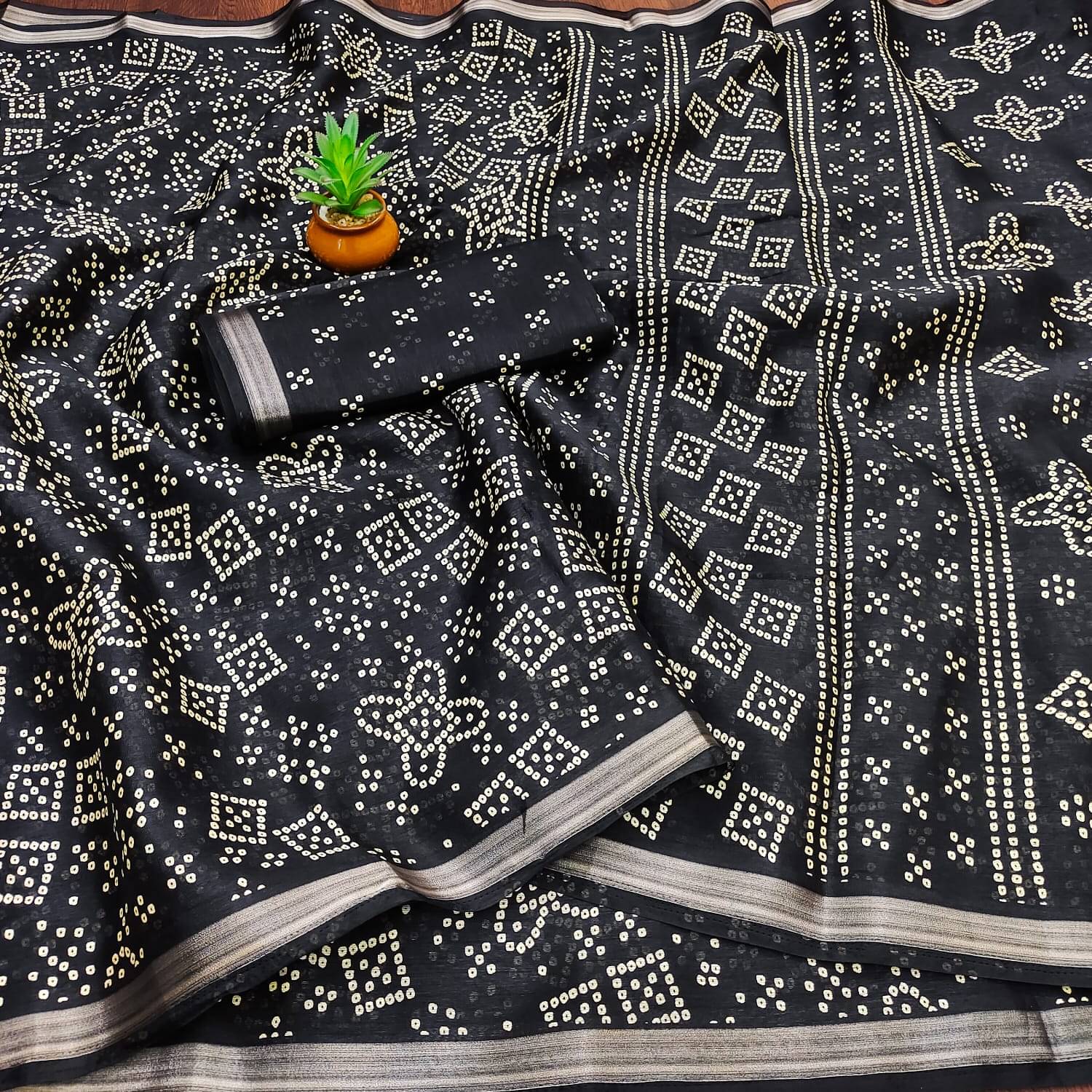     			VAANISRI Cotton Printed Regular Saree With Unstitched Blouse Piece ( Black )