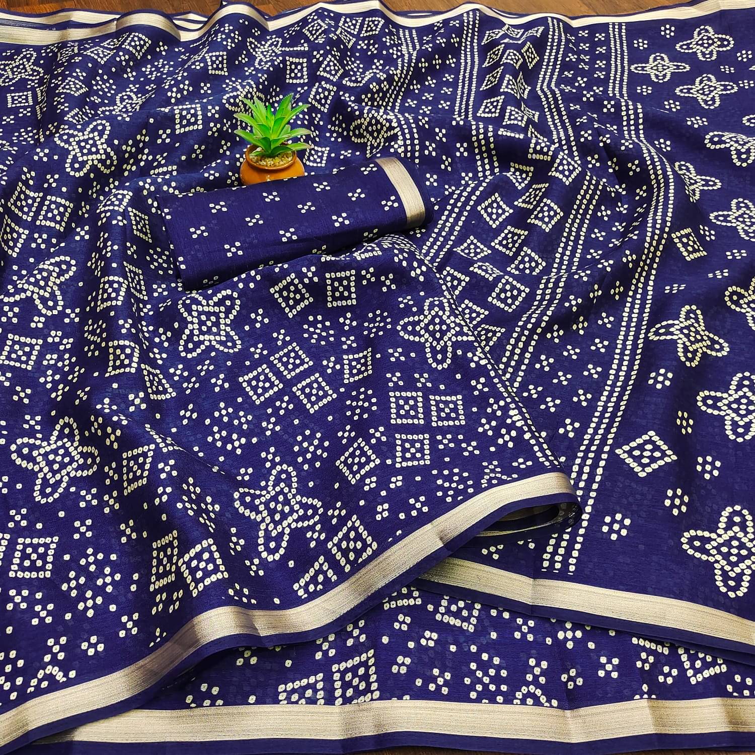 VAANISRI Cotton Printed Regular Saree With Unstitched Blouse Piece ( Blue ) VAANISRI Cotton Printed Regular Saree With Unstitched Blouse Piece ( Blue )