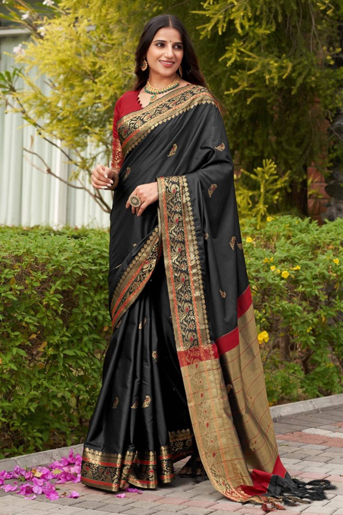 Vastukala Silk Woven Kanjeevaram Sarees With Unstitched Blouse Piece ( Black ) Vastukala Silk Woven Kanjeevaram Sarees With Unstitched Blouse Piece ( Black )