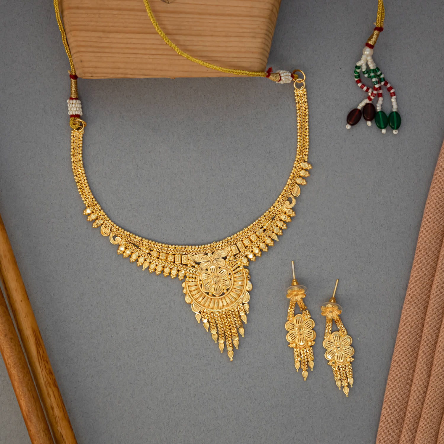     			Drashti Collection Golden Brass Necklace Set ( Pack of 1 )