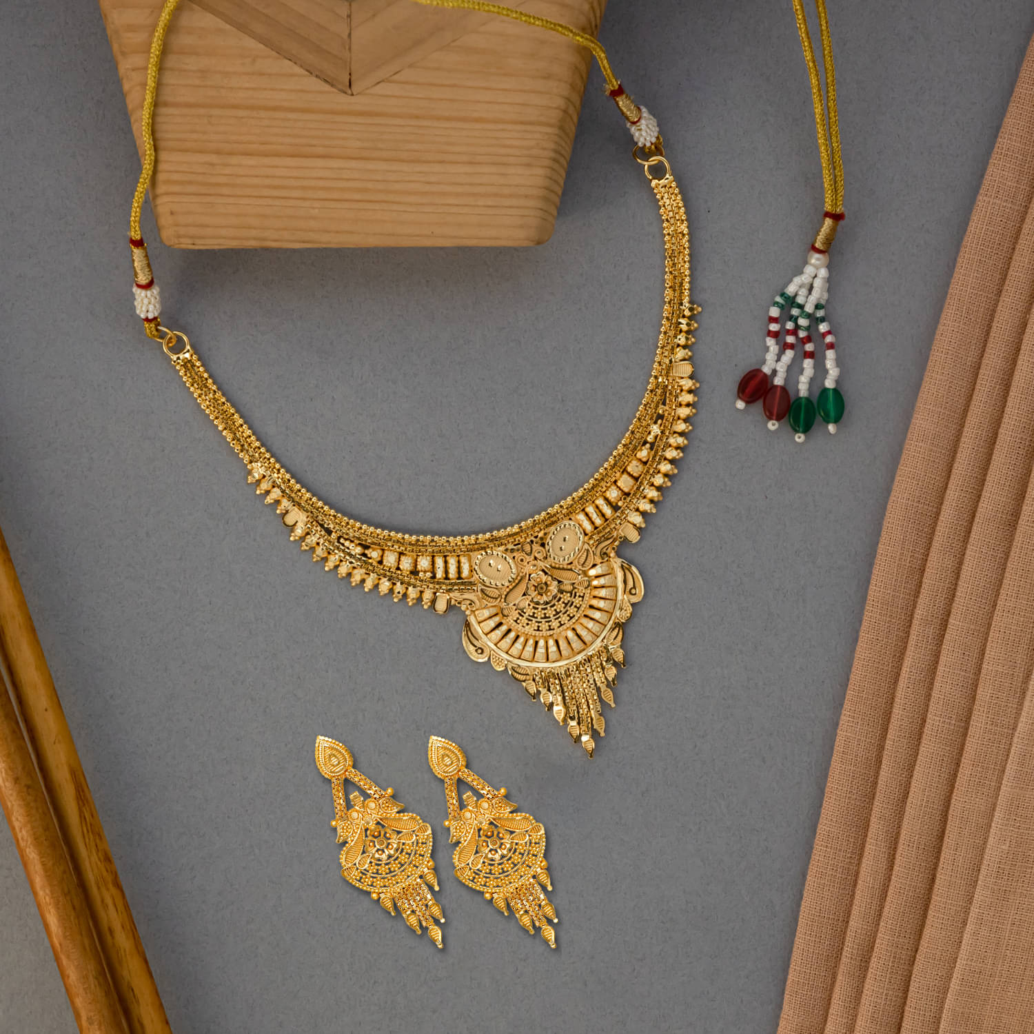     			LUV FASHION Golden Brass Necklace Set ( Pack of 1 )