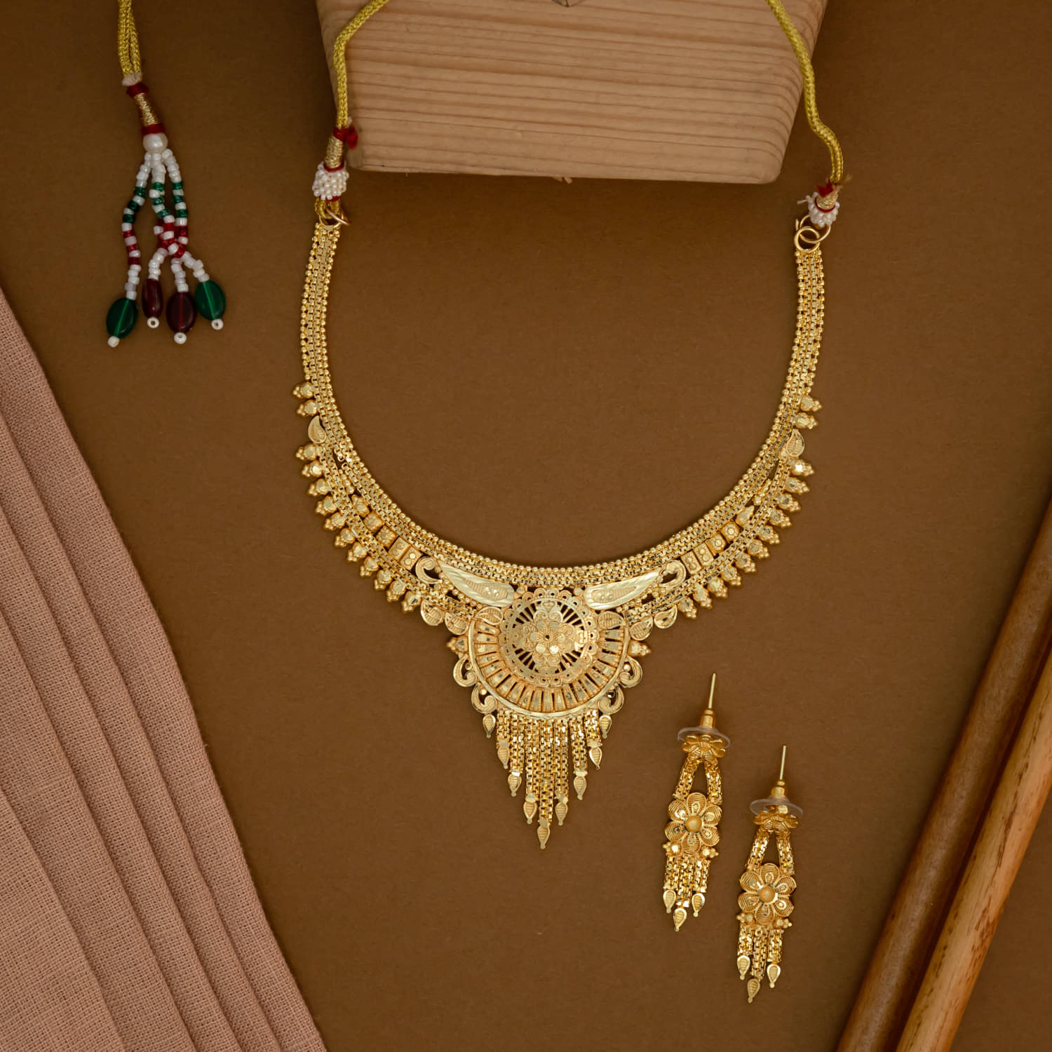     			LUV FASHION Golden Brass Necklace Set ( Pack of 1 )