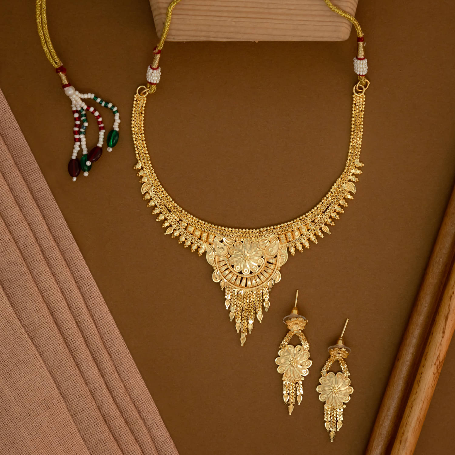     			LUV FASHION Golden Brass Necklace Set ( Pack of 1 )