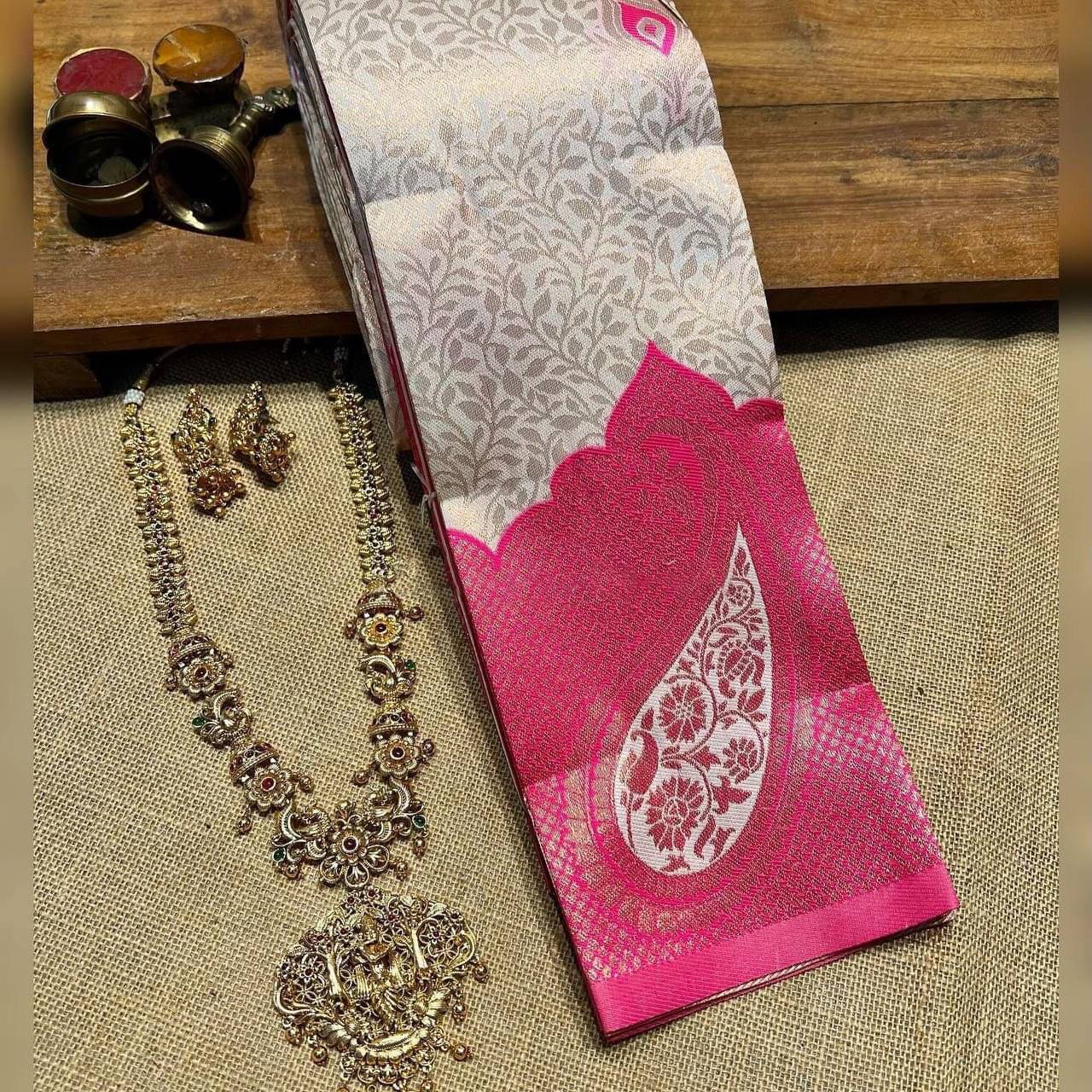 Vastukala Silk Woven Kanjeevaram Sarees With Unstitched Blouse Piece ( Cream ) Vastukala Silk Woven Kanjeevaram Sarees With Unstitched Blouse Piece ( Cream )