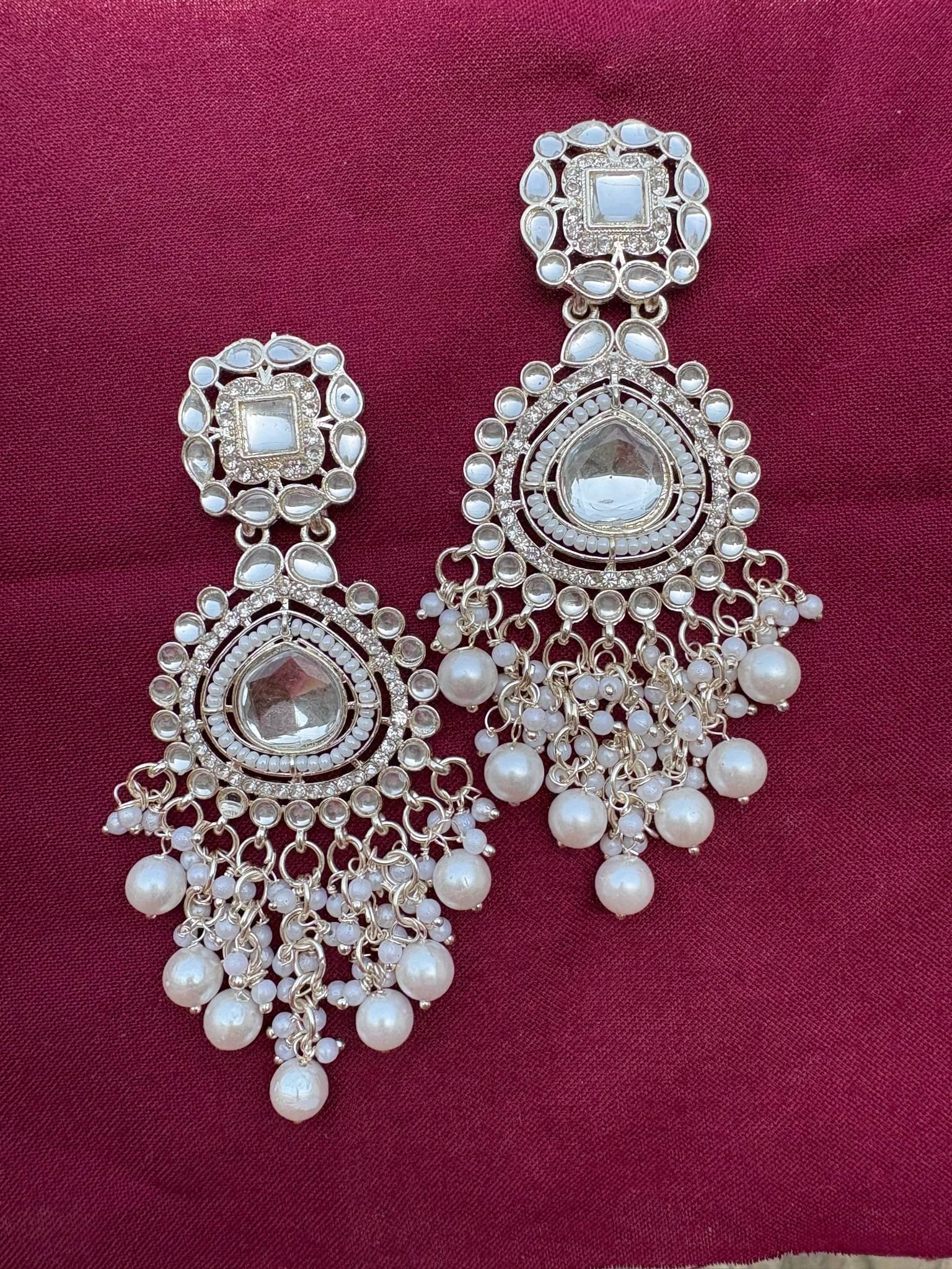     			Davinder White Jhumki Earrings ( Pack of 1 )