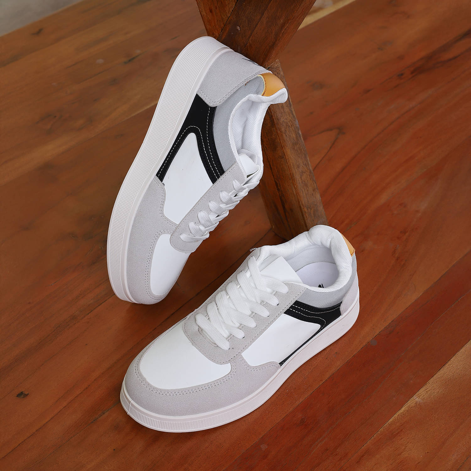     			GOLDSTAR White Men's Sneakers