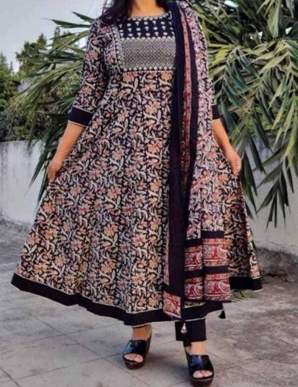     			vastra loom Women Rayon Printed Anarkali Kurti With Pants ( Black )