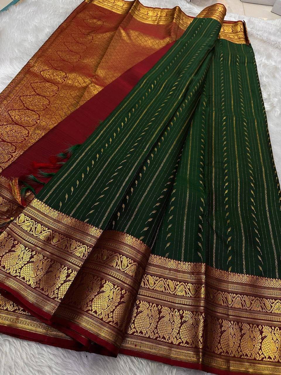     			BBV COUTURE Jacquard Embellished Banarasi saree With Stitched Blouse ( Green )