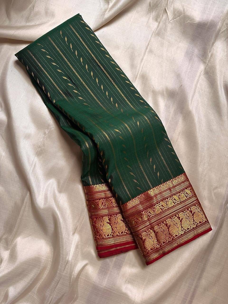     			BBV COUTURE Jacquard Embellished Banarasi saree With Stitched Blouse ( Green )