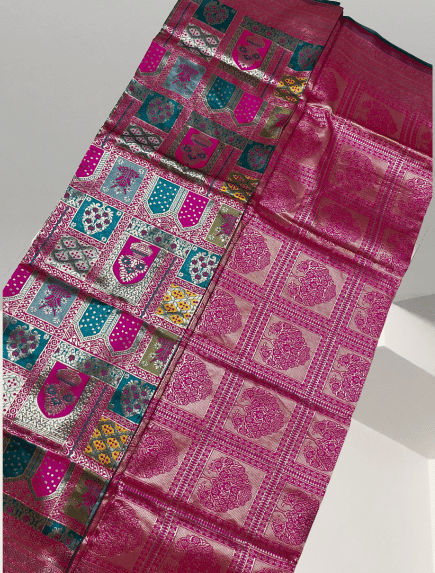     			BBV COUTURE Jacquard Woven Banarasi saree With Stitched Blouse ( Maroon,Green )