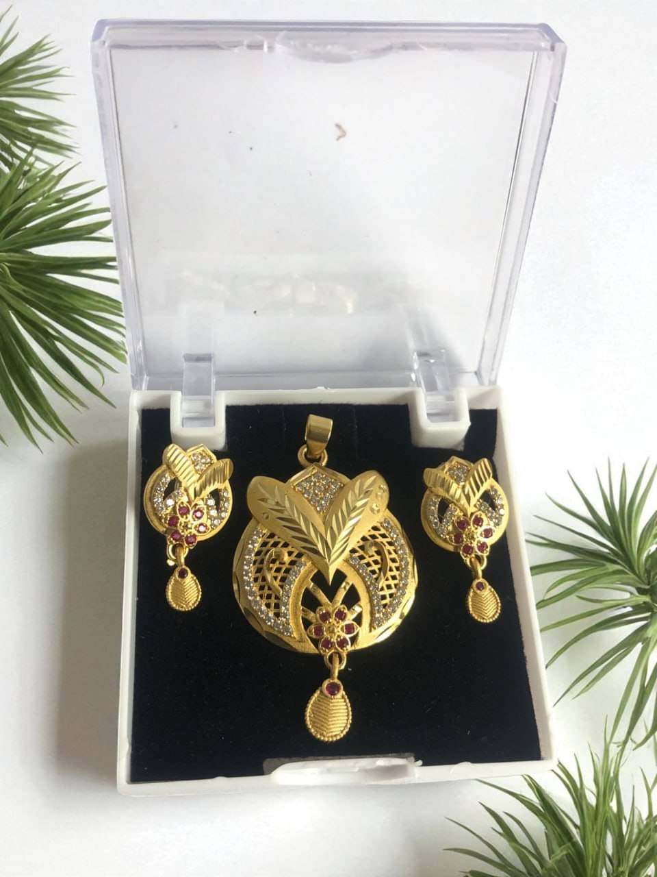 Seora Gold Pendant set ( Pack of 1 )     			Seora Gold Pendant set ( Pack of 1 )