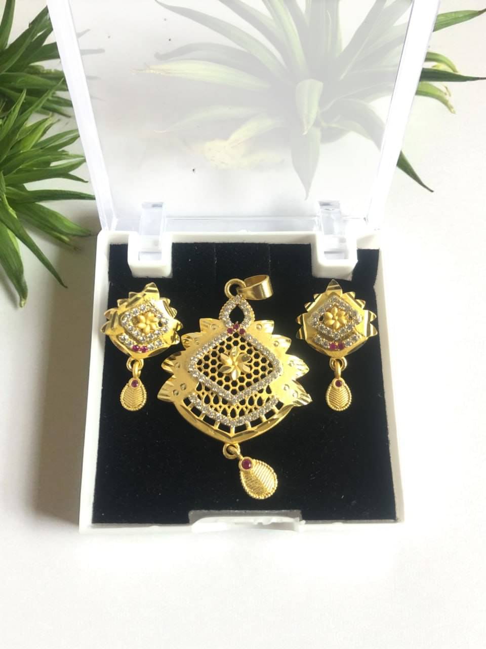 Seora Gold Pendant set ( Pack of 1 )     			Seora Gold Pendant set ( Pack of 1 )