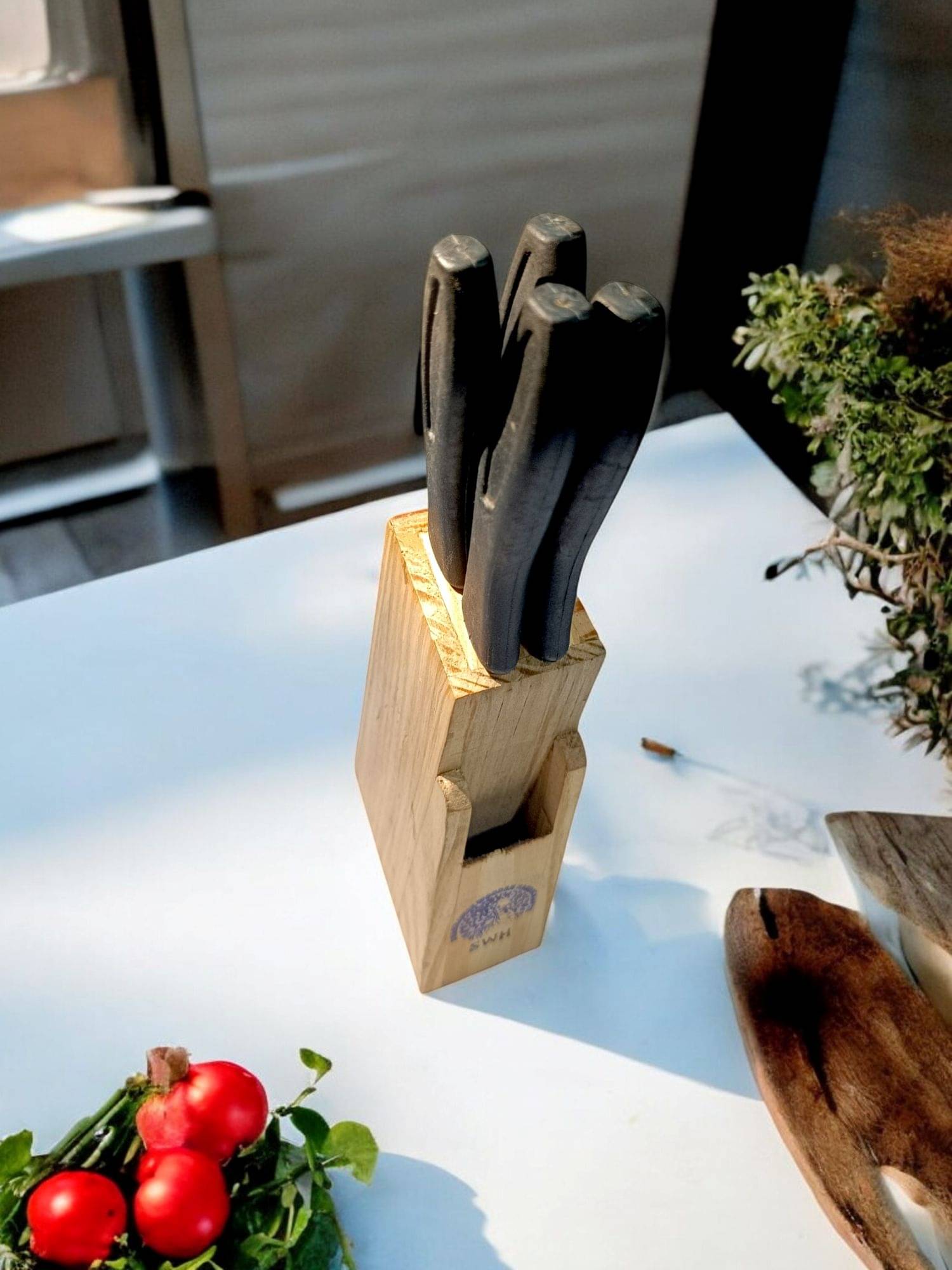     			4-Piece Knife Set