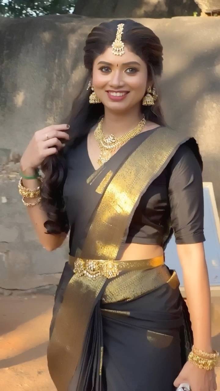     			Rv fashion Cotton Silk Solid Banarasi saree With Unstitched Blouse Piece ( Black,Gold )