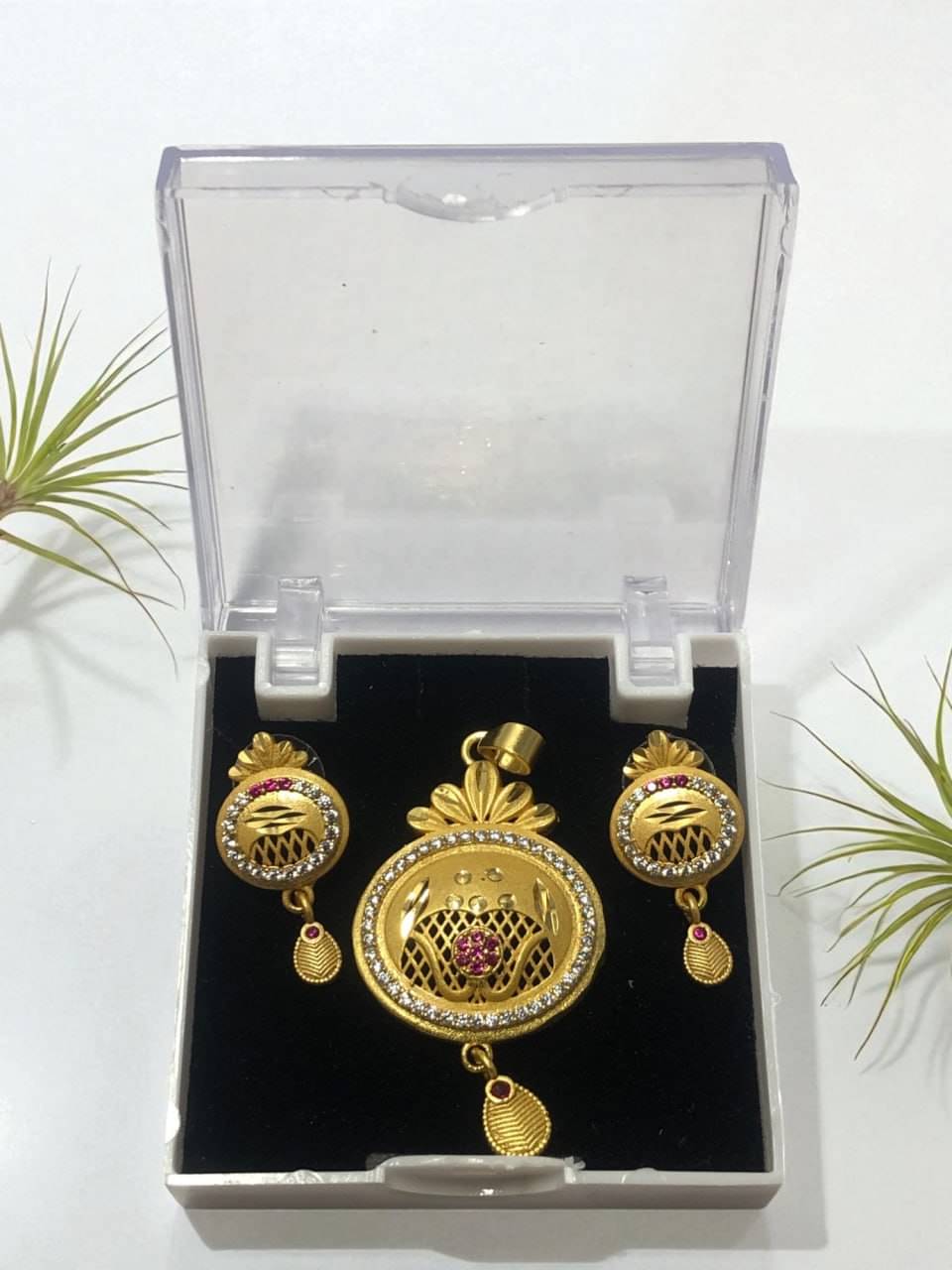Seora Gold Pendant set ( Pack of 1 ) Seora Gold Pendant set ( Pack of 1 )