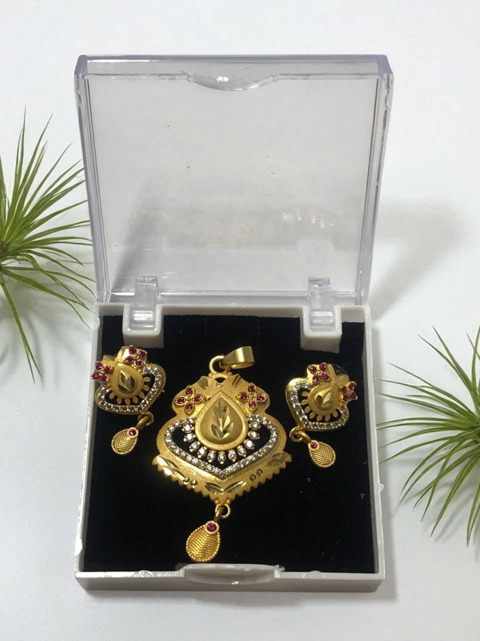 Seora Gold Pendant set ( Pack of 1 )     			Seora Gold Pendant set ( Pack of 1 )