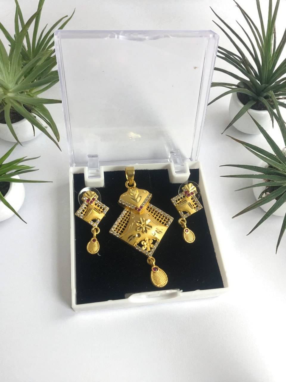 Seora Golden Pendant set ( Pack of 1 ) Seora Golden Pendant set ( Pack of 1 )