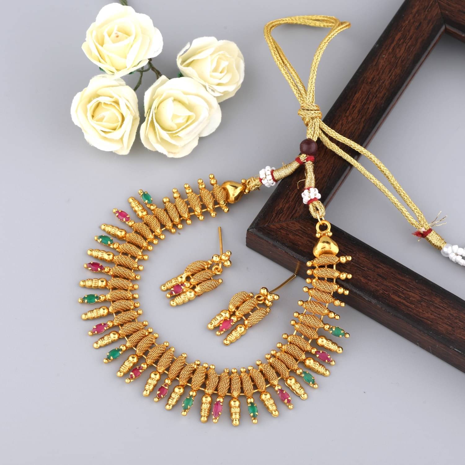     			ROFARWORD Gold Brass Necklace Set ( Pack of 1 )