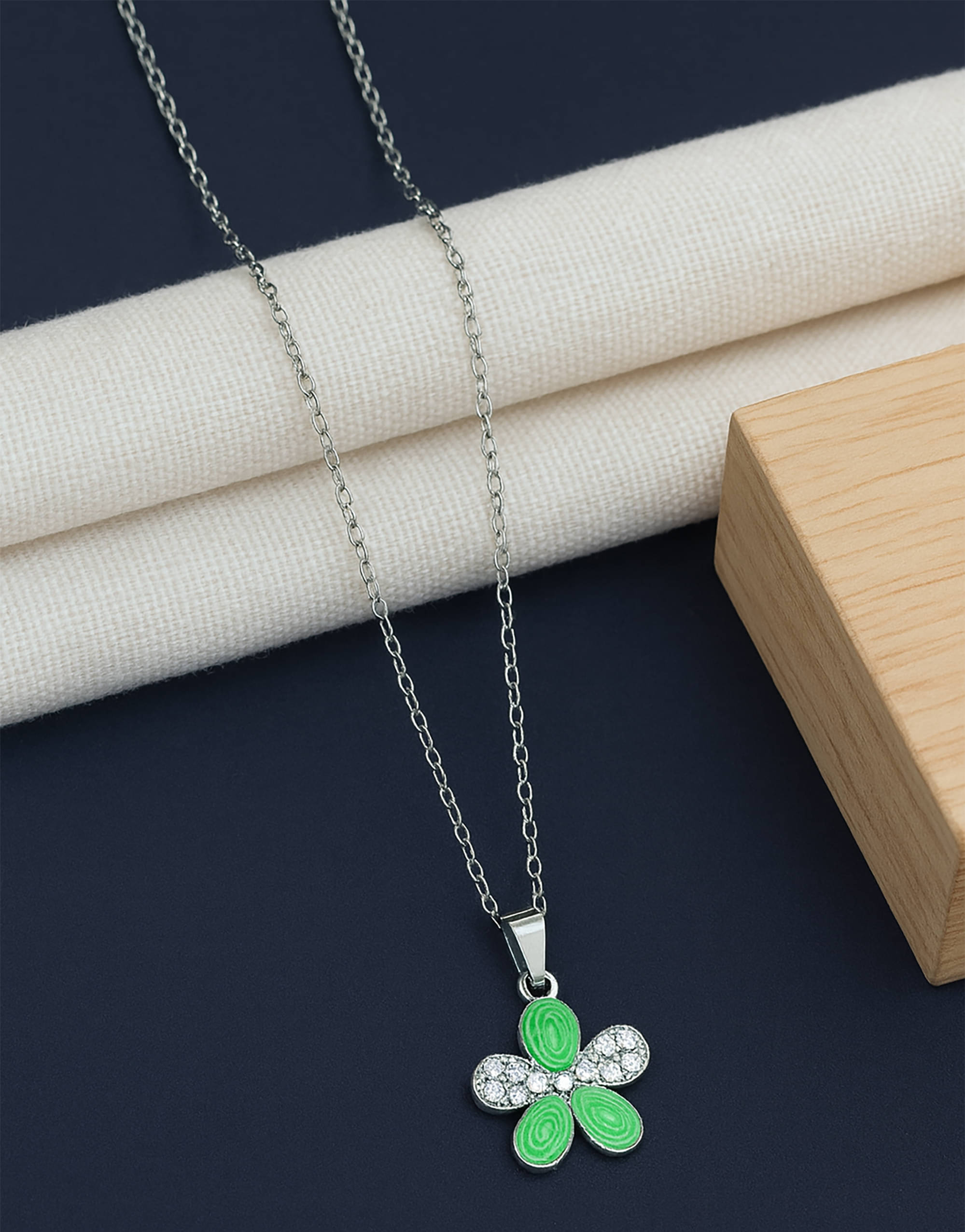     			SHANKHRAJ MA LL Green Pendant ( Pack of 1 )