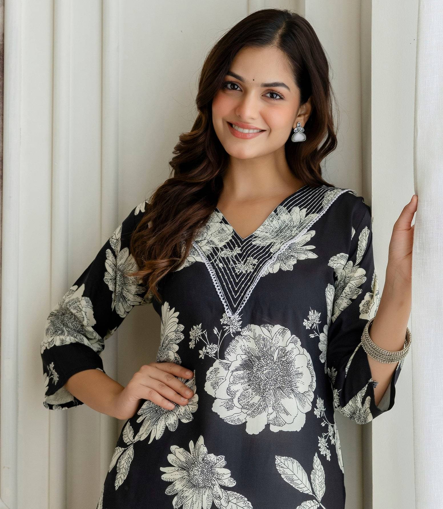Udati Kaliya Women Rayon Printed Straight Kurti ( Black )     			Udati Kaliya Women Rayon Printed Straight Kurti ( Black )