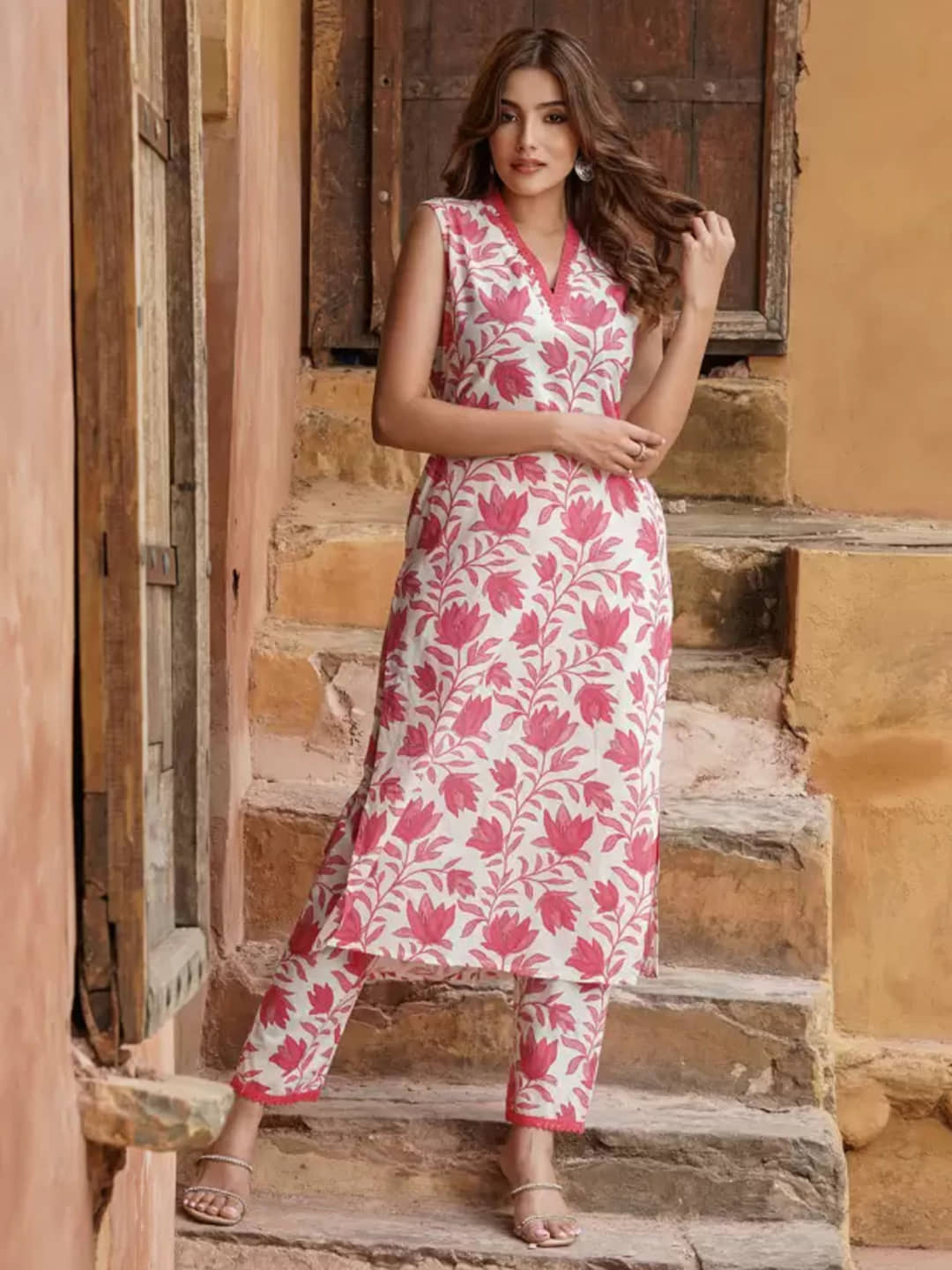 VASTRANARI Women Cotton Printed Straight Kurti With Pants ( Red )