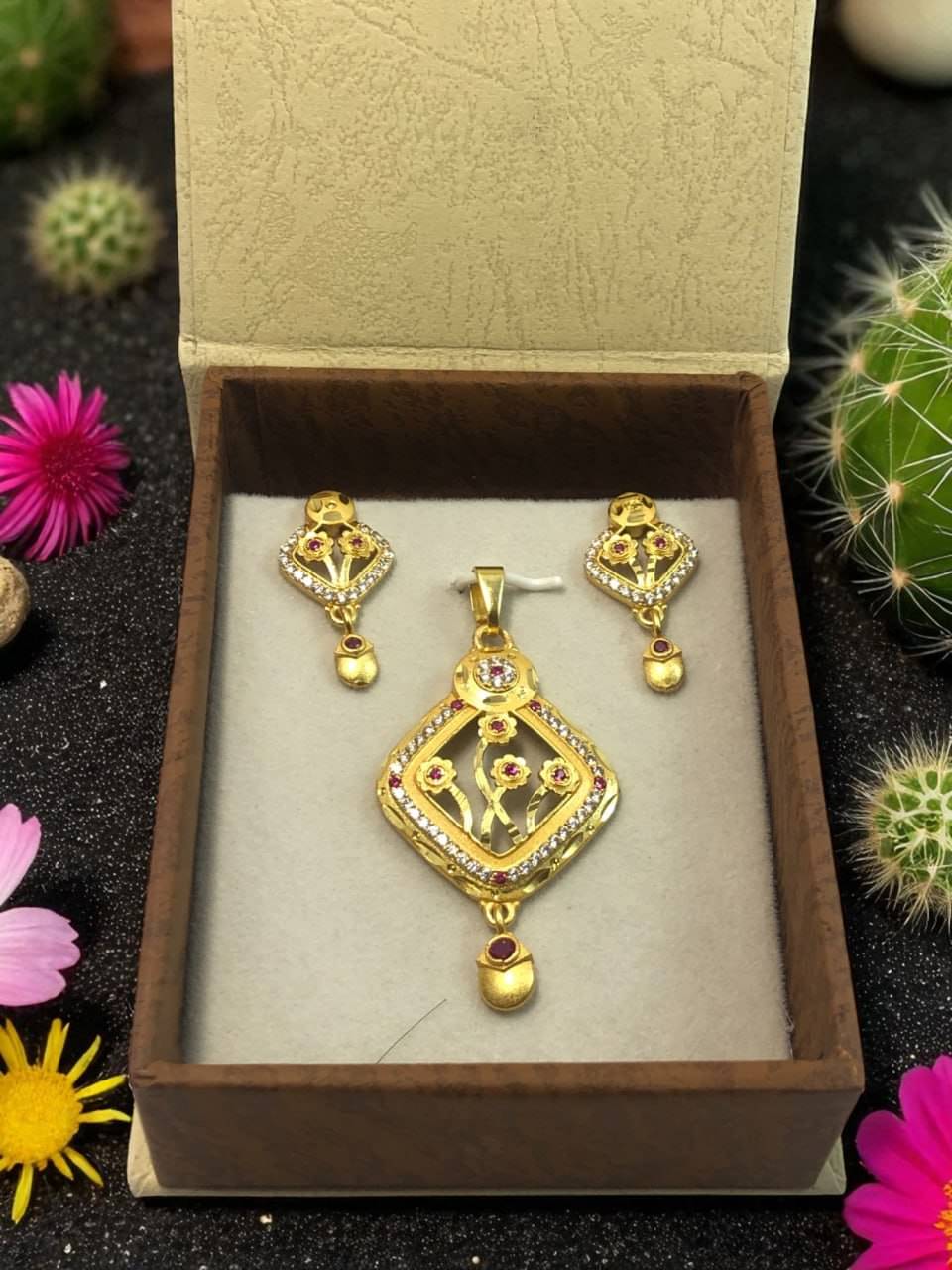     			Seora Gold Pendant set ( Pack of 1 )